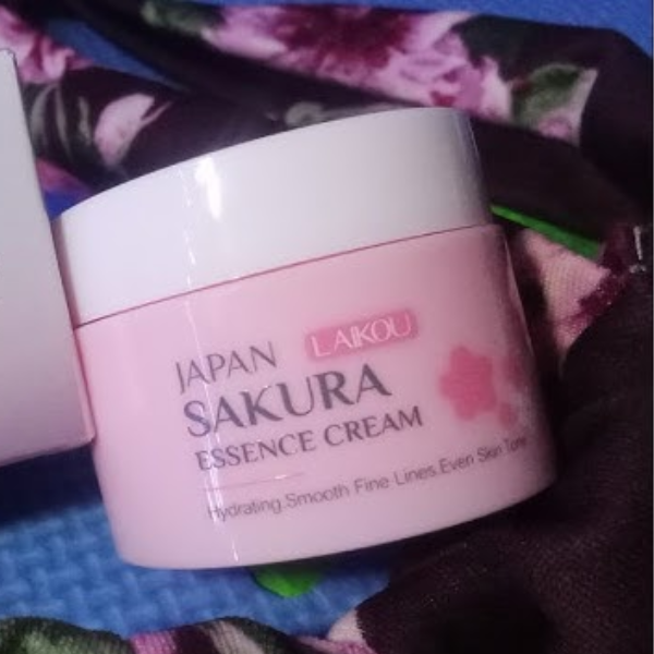 Laikou Japan Sakura Essence Cream